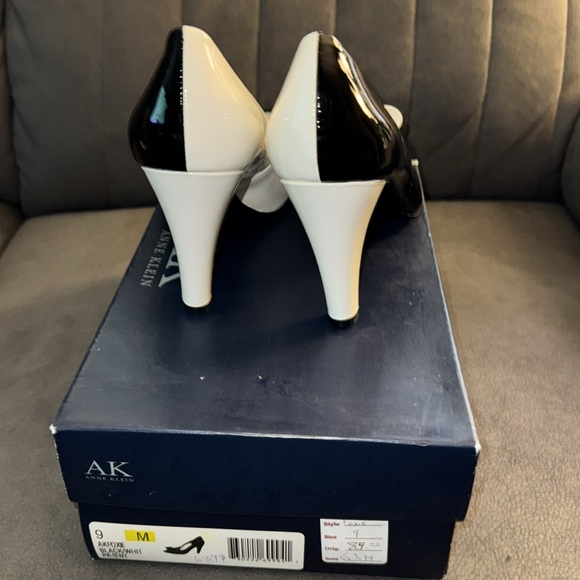 Black and white patent heels - Picture 3 of 5